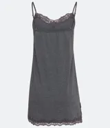 Camisón corto gris oscuro de viscolycra con tirantes finos ajustables y encaje en el escote y el ruedo.