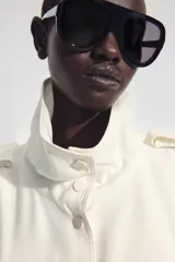 Chaqueta oversize negra confeccionada en hilatura con mezcla de modal, de corte fluido. Cuenta con cuello subido, manga larga con puños elásticos, bolsillos de vivo en el delantero y trabillas en los hombros. El bajo es abullonado con elástico y el cierre frontal es con botones a presión.