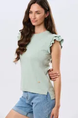 Remera tejida de algodón en color beige, de cuello redondo, sin mangas y con detalles de volados estructurados en los hombros.