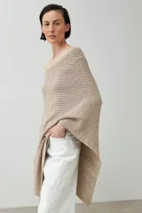 Capa tejida color tostado con diseño irregular y cuello bote.