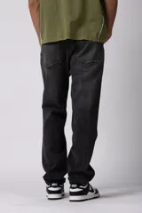 Pantalón de jean de corte recto en color celeste claro, con diseño clásico de cinco bolsillos y costuras reforzadas.