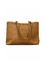 Bolso tipo shopper de amplio formato, confeccionado en PU con acabado texturado en tono tostado. Cuenta con asas largas para llevar al hombro y pequeño aplique metálico frontal.