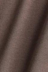 Remera marrón de manga corta y cuello redondo, confeccionada en tejido de punto acanalado con diseño entallado y bajo recto.