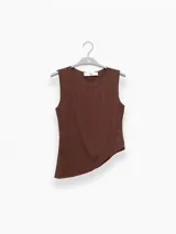 Top azul eléctrico con textura plisada, sin mangas, con corte asimétrico en la cintura y espalda descubierta.