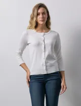 Cardigan blanco de tejido fino con abertura central y botones.