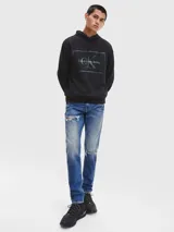 Jeans de algodón elástico, lavado a la piedra azul oscuro, con talle medio y pierna estrecha en el tobillo. Presenta roturas en ambas piernas.