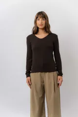 Remera de manga larga color marrón oscuro, con escote redondo levemente abierto y calce regular. Confeccionada en tejido suave y liviano con leve elasticidad.