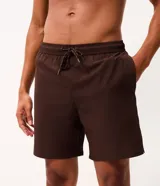 Bermuda deportiva masculina de poliéster color negro, con corte suelto y cintura elástica con cordón ajustable.