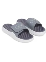 Ojotas Under Armour modelo Ignite Pro 8 de color gris con suela blanca. Cuentan con una correa superior ajustable con velcro y el logo de la marca grabado, plantilla de espuma viscoelástica para mayor comodidad y suela de EVA con tracción.