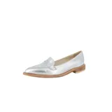 Mocasines de cuero plateado con acabado texturado, diseño clásico con costuras visibles y vira de suela natural cosida. Cuenta con taco plano de 2 cm y plantilla anatómica.