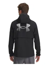Campera deportiva Under Armour con tecnología Storm repelente al agua, diseño ligero y transpirable. Cuenta con capucha ajustable, cierre frontal completo, bolsillos laterales con cremallera y puños elásticos.