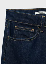 Jeans Matilda de tiro medio y corte recto, confeccionados en denim de algodón en lavado azul oscuro (rinse wash). Cuentan con trabillas para cinto, cierre frontal de cremallera con botón y bolsillos laterales y traseros.