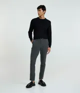Suéter de corte regular, cuello redondo y manga larga, confeccionado en tejido de viscosa con textura suave y caída ligera.