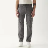 Pantalón cargo Wrangler regular fit color gris oscuro, confeccionado en algodón y nylon. Cuenta con bolsillos laterales y traseros. La parte inferior de la pierna es desmontable, transformándose en bermuda.