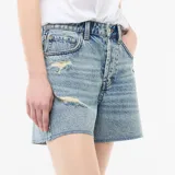 Short de denim azul con efecto destroy y roturas, tiro alto y diseño clásico de cinco bolsillos.