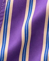 Sobrecamisa de corte oversize a rayas violetas y blancas, con cuello clásico, cierre frontal de botones y bolsillos frontales.