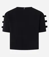 Blusa negra de crepé con cuello redondo y mangas cortas decoradas con lazos aplicados.