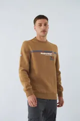 Buzo marrón de algodón con cuello redondo, puños y cintura acanalados. Estampado frontal con la frase "Never Give Up" y logo de la marca.