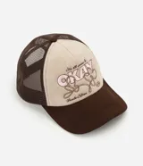 Gorra tipo trucker marca Renner, confeccionada en poliéster, con paneles frontales en color beige claro y bordado frontal con la palabra "OKAY" y detalles en marrón y rosa. Posee visera curva y laterales y parte trasera de malla respirable en color marrón oscuro.
