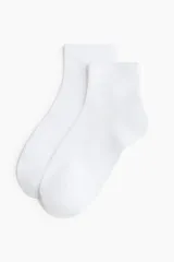 Pack de cinco pares de medias tobilleras blancas en punto acanalado suave con borde superior elástico.