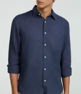 Camisa de lino puro color marrón, modelo comfort de manga larga, con cuello inglés y cierre frontal de botones.