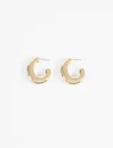 Aros metálicos dorados con forma ovalada y diseño grueso.