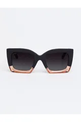 Lentes de sol Tiwi Mali con montura cuadrada de acetato negro y rosa, y lentes degradadas en color gris oscuro.