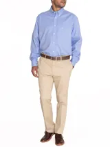 Camisa de manga larga Rockford en color celeste, con cuello abotonado, bolsillo frontal con logo bordado y puños con doble botón. Confeccionada con tecnología repelente a líquidos y acabado de fácil cuidado.