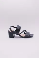 Sandalias color crema con tiras acolchadas y taco cuadrado.