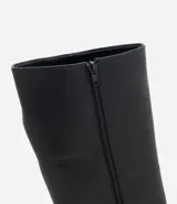 Bota de caña alta confeccionada en PU, con suela tractorada robusta y puntera redondeada. Diseño moderno y versátil con taco de 5,3 cm.