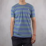Remera de mangas cortas con cuello redondo, a rayas horizontales color verde y azul, con logo bordado en el pecho.