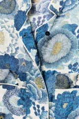 Camisa de manga larga ZARA Woman Collection con estampado floral en tonos azules y blancos, cuello redondo subido, bolsillos de plastrón en el delantero y cintura ajustable con cordones.