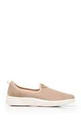 Slip on de malla color beige, con suela blanca.