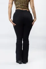 Pantalón Oxford negro de tiro alto, ajustado en la parte superior y acampanado desde la rodilla.