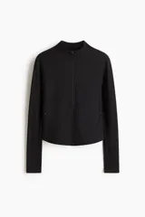Campera deportiva de corte ajustado en tejido funcional con tecnología de absorción de sudor. Presenta cuello elevado, cierre frontal completo, mangas raglán extralargas con abertura para el pulgar y bolsillos laterales con cierre.