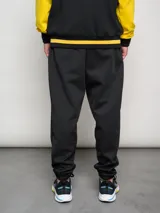 Pantalón deportivo negro con logo del Club Atlético Peñarol en amarillo.