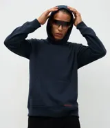 Hoodie Get Over de color azul marino, con capucha ajustable, bolsillo estilo canguro en el frente, mangas largas y puños y ruedo de rib acanalado. Cuenta con una pequeña etiqueta rectangular decorativa en la parte inferior.