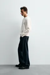 Sudadera de corte regular fit confeccionada en algodón con efecto lavado. Presenta cuello redondo, manga larga y terminaciones en rib.