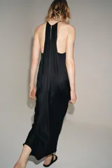 Vestido largo de Zara Woman Collection, confeccionado en tejido satinado negro. Presenta escote en V pronunciado, tirantes finos y un diseño con drapeado fluido en todo el frente.