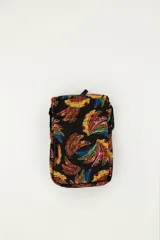 Mini bolso bandolera de poliéster color negro con estampado colorido de bananas. Cuenta con correa ajustable, solapa con cierre de hebilla plástica y detalles en red.