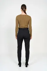 Pantalón de corte recto con diseño de rayas verticales finas, confeccionado en una mezcla de algodón y poliéster. Presenta cintura elástica con lazo ajustable, bolsillos laterales y un acabado elegante y versátil.
