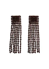 Aros colgantes largos confeccionados con cuentas de cristal borgoña y pequeñas cuentas doradas, con base rectangular y flecos de cuentas colgantes.