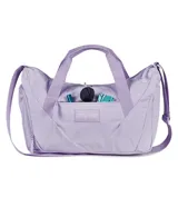 Bolso deportivo tipo duffel de la marca Jansport, color bordó, con doble asa de mano y correa ajustable para hombro. Cuenta con cierre principal, bolsillo frontal con cierre y logo de la marca aplicado.