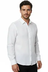 Camisa de lino y algodón color blanco, con cuello camisero, manga larga y cierre frontal de botones.
