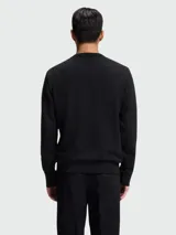 Buzo de cuello redondo BOSS modelo Sharpe 15, color negro, de manga larga con puños y dobladillo acanalados. Cuenta con un pequeño logo de la marca bordado en el pecho.