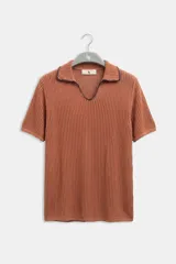 Polo de manga corta para hombre de tejido calado en color tabaco, con cuello estilo polo y detalles de bordado en contraste.