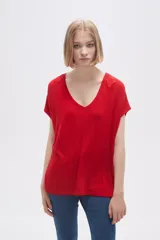 Remera roja de manga corta, con cuello en V y corte holgado.