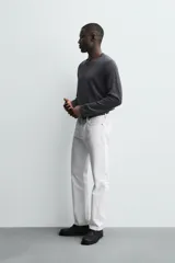 Jersey de corte regular fit tejido en lana, con cuello redondo y manga larga. Presenta acabados en rib en puños y ruedo.