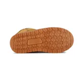 Pantubota de gamuza color camel con plataforma plana de goma al tono y forro interior de piel sintética.