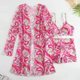 Conjunto de traje de baño de tres piezas con estampado de hojas tropicales en tonos blanco y negro. Incluye un top tipo tankini con cordón ajustable en el centro, un short de tiro alto y una camisa abierta de manga larga tipo salida de baño.